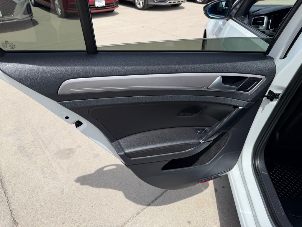 2016 Volkswagen Golf Image 12