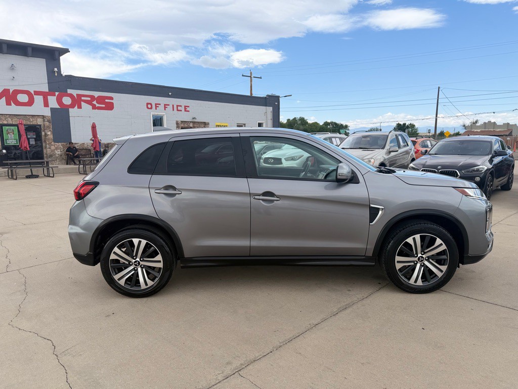 2021 Mitsubishi Outlander Image 2