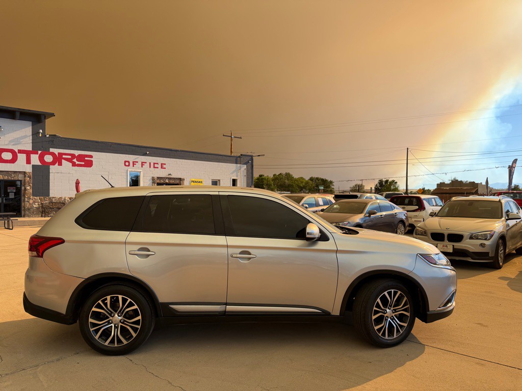 2016 Mitsubishi Outlander Image 2