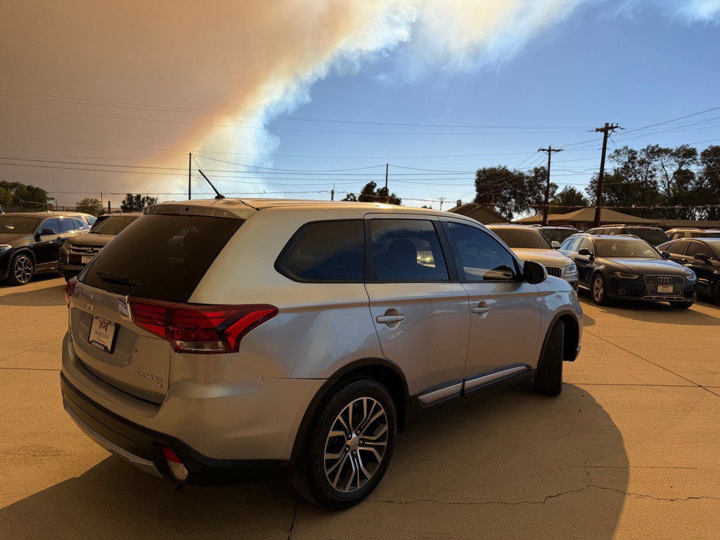2016 Mitsubishi Outlander Image 3