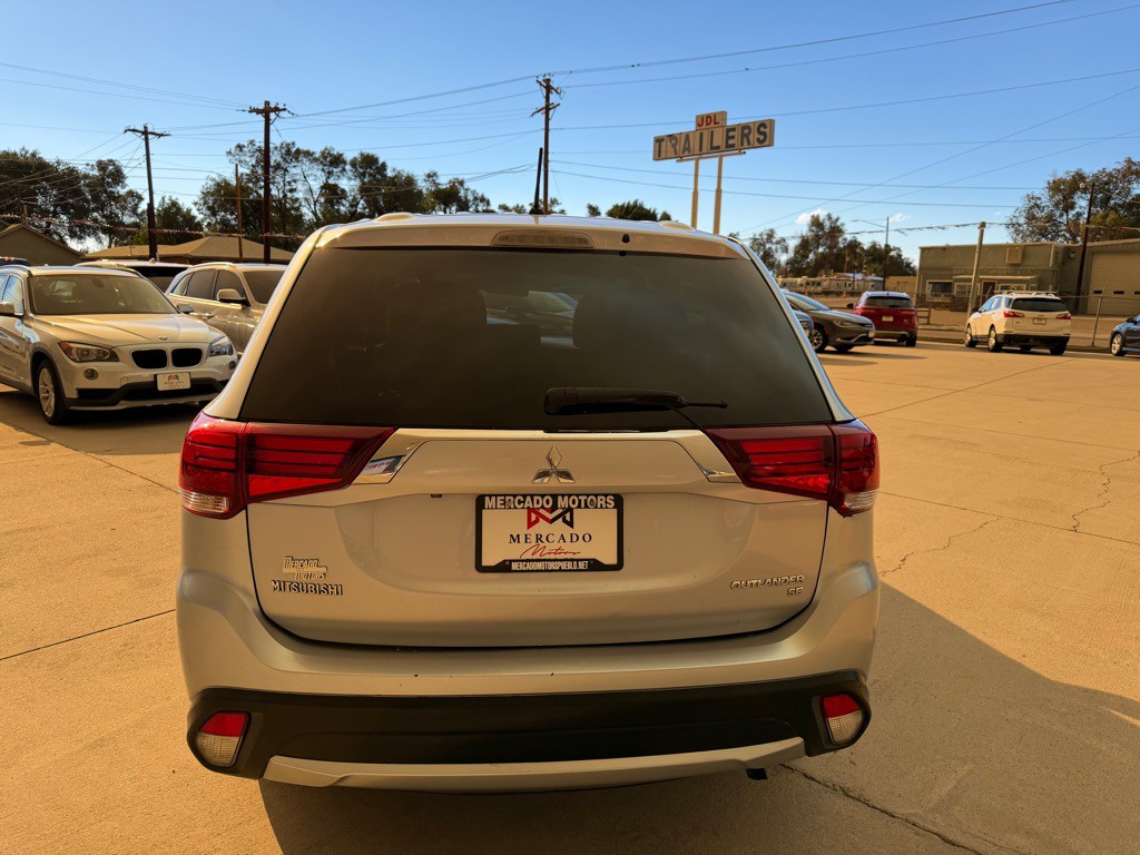 2016 Mitsubishi Outlander Image 4