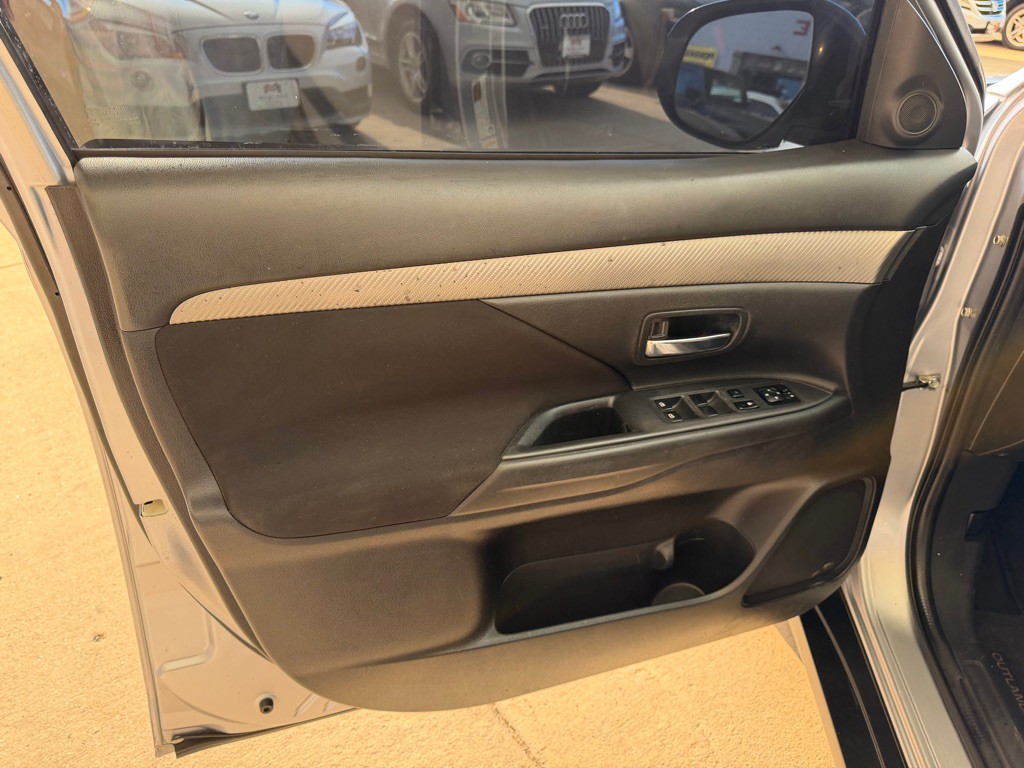 2016 Mitsubishi Outlander Image 10