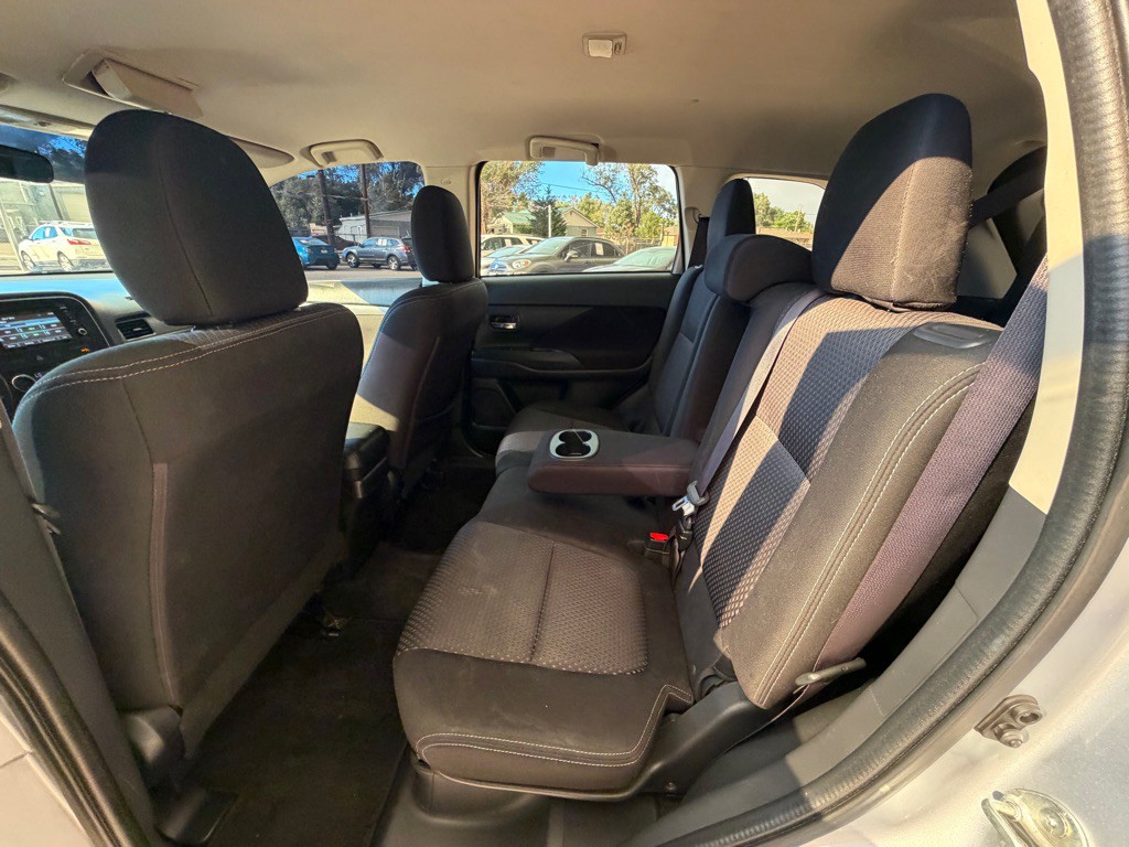 2016 Mitsubishi Outlander Image 11
