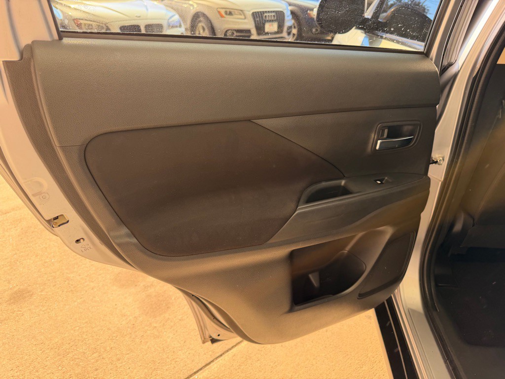2016 Mitsubishi Outlander Image 12