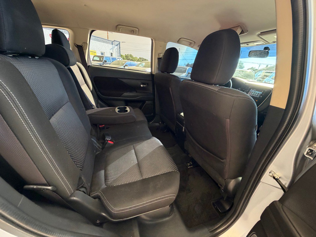 2016 Mitsubishi Outlander Image 15