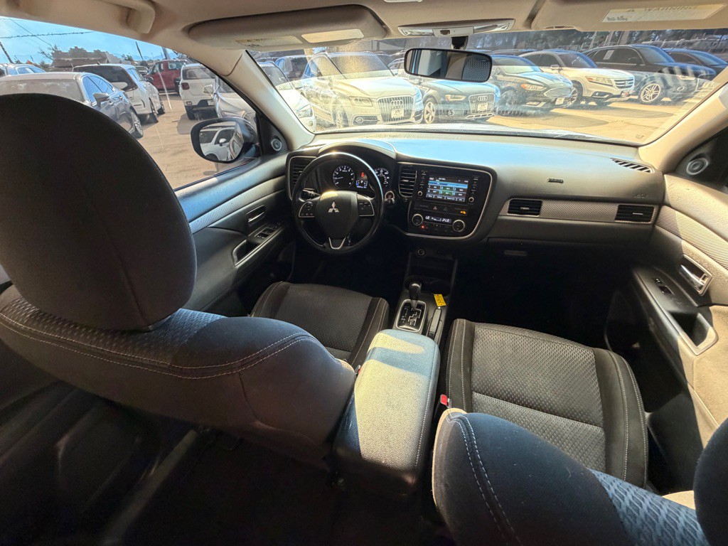 2016 Mitsubishi Outlander Image 17