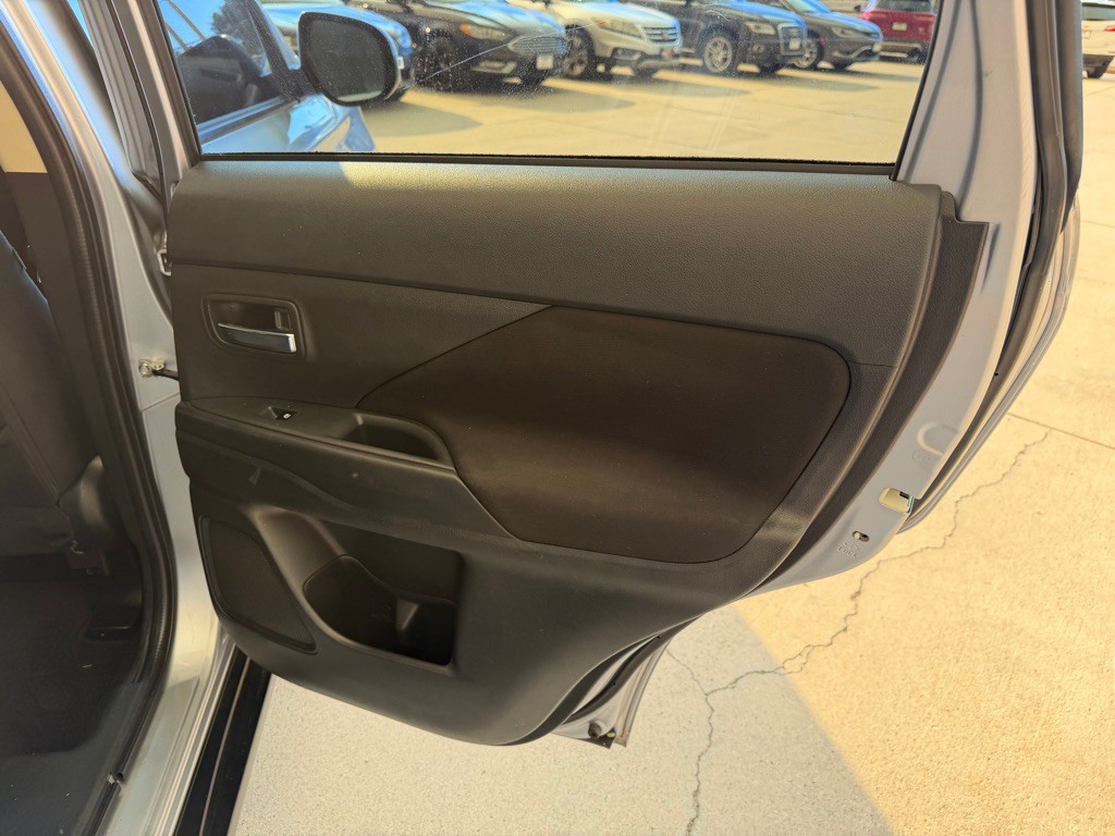 2016 Mitsubishi Outlander Image 18