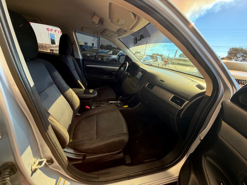 2016 Mitsubishi Outlander Image 19