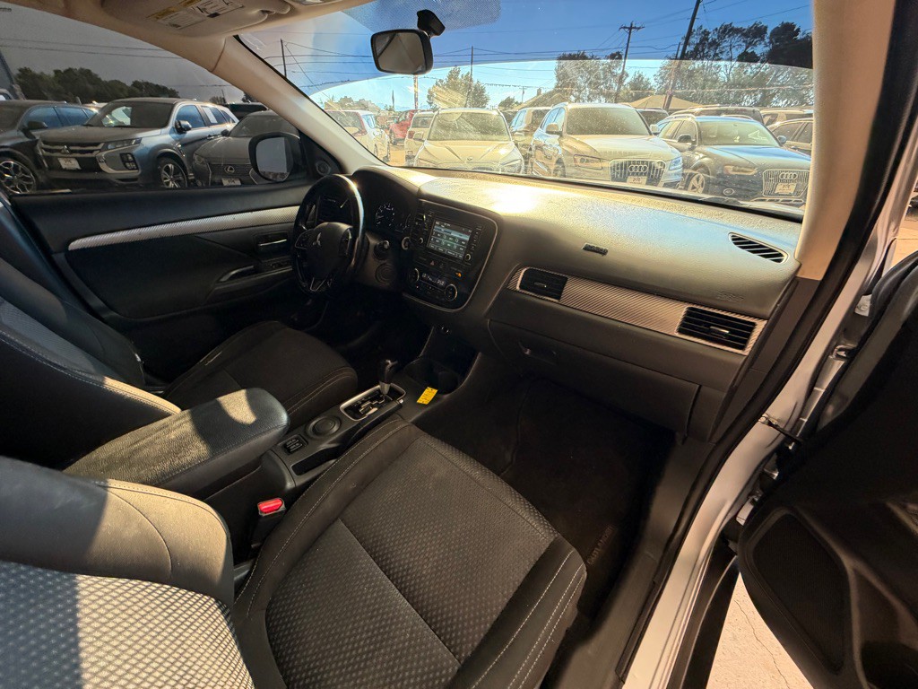 2016 Mitsubishi Outlander Image 20