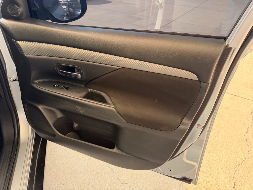 2016 Mitsubishi Outlander Image 21