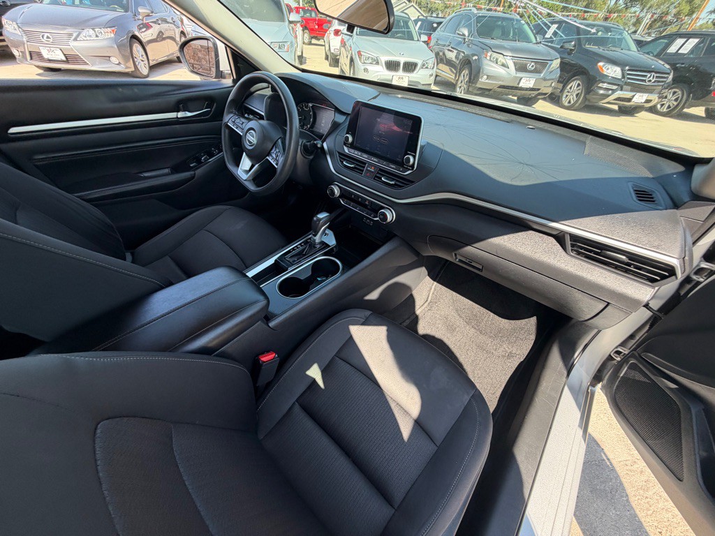2021 Nissan Altima Image 17