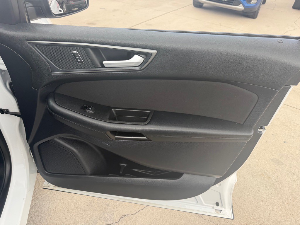 2019 Ford Edge Image 17