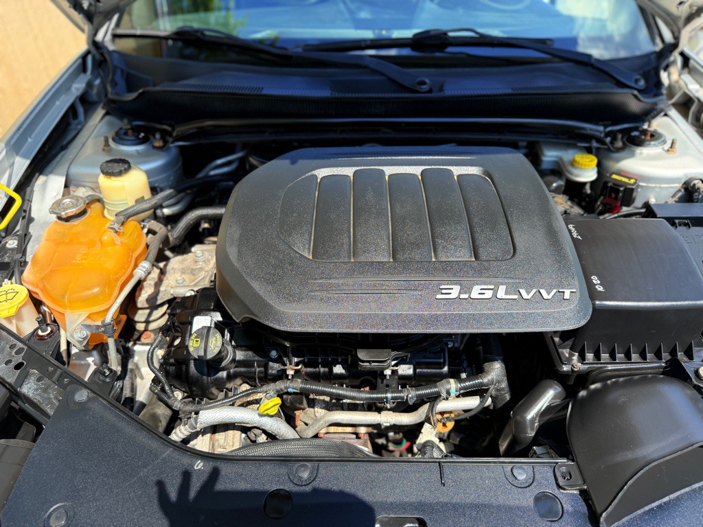 2011 Dodge Avenger Image 12