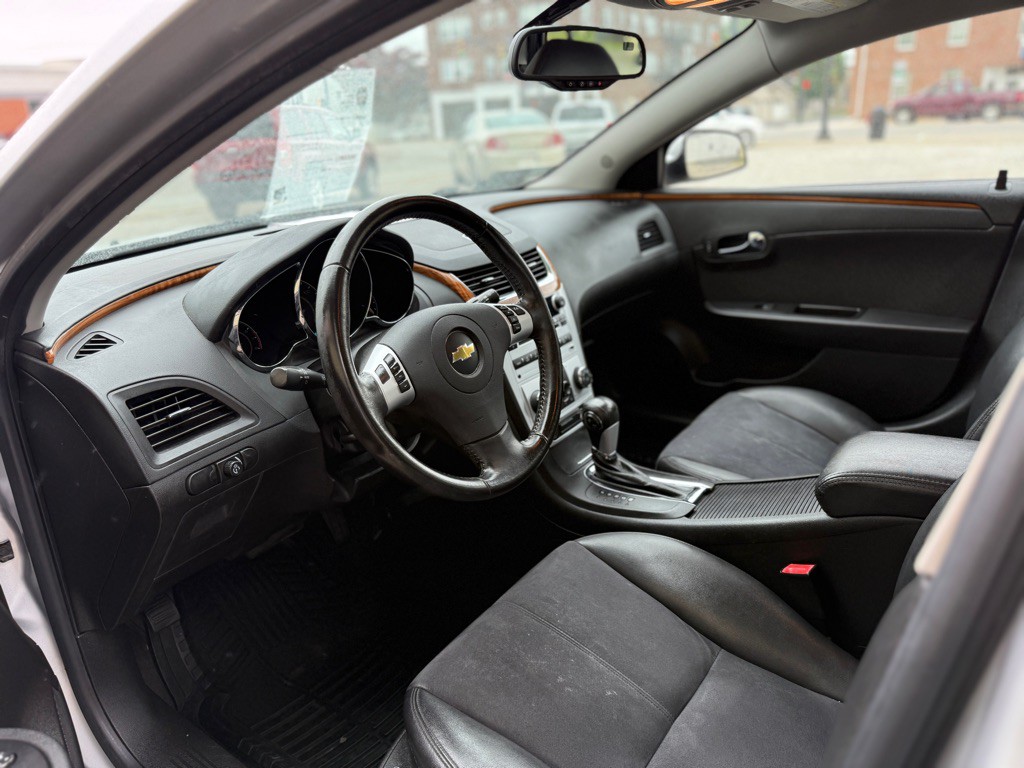 2012 Chevrolet Malibu Image 2