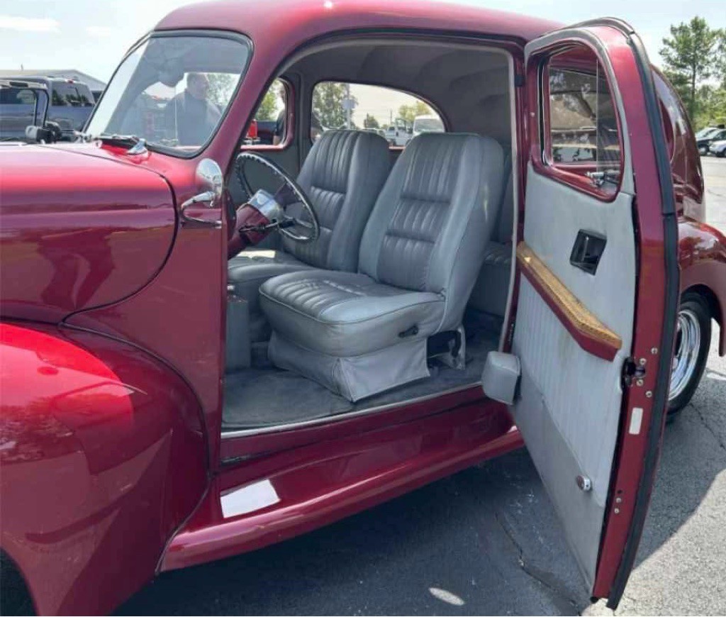 1940 Ford Deluxe Image 2