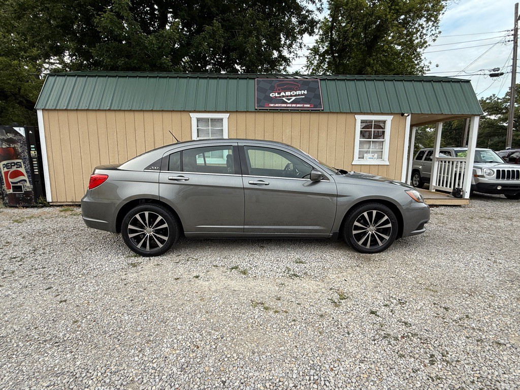 2012 Chrysler 200 Image 2