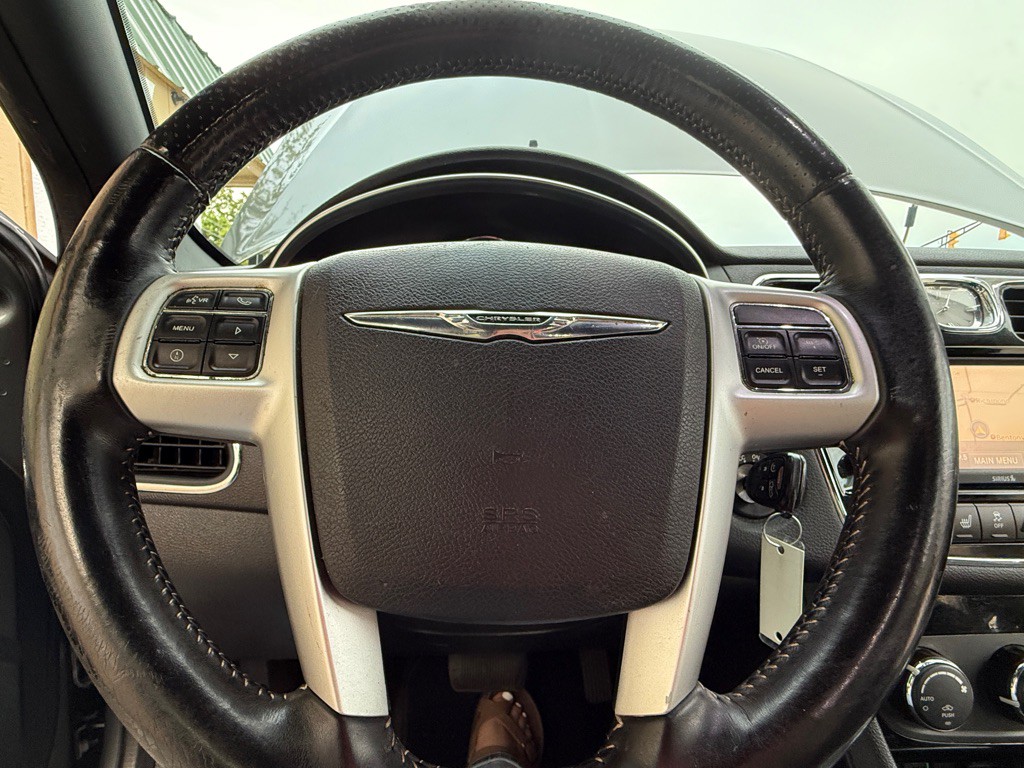 2012 Chrysler 200 Image 3