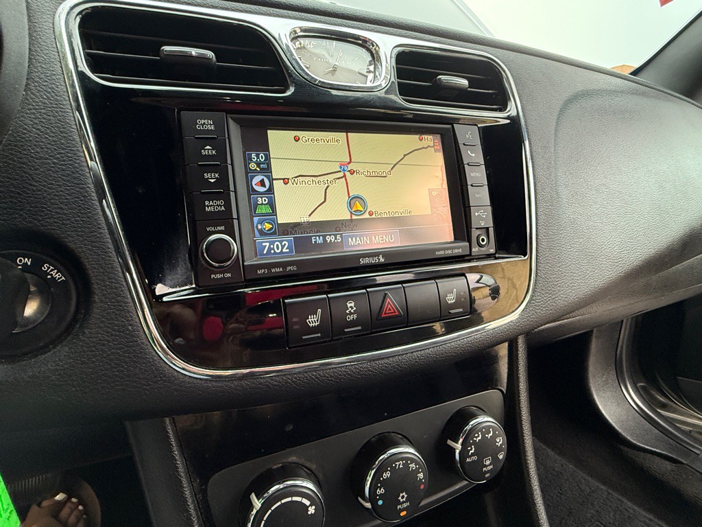 2012 Chrysler 200 Image 6