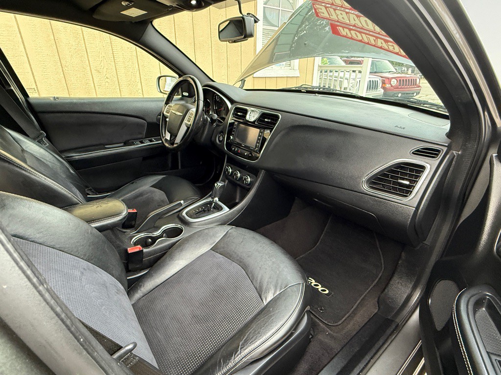 2012 Chrysler 200 Image 8