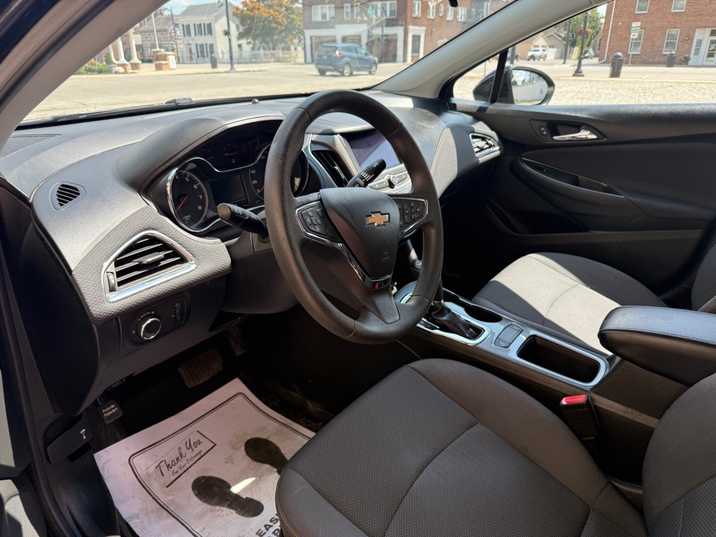 2019 Chevrolet Cruze Image 2
