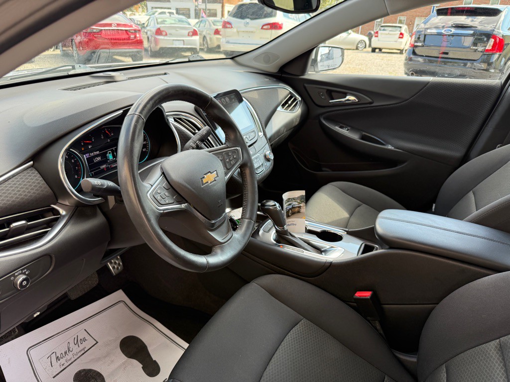 2017 Chevrolet Malibu Image 2
