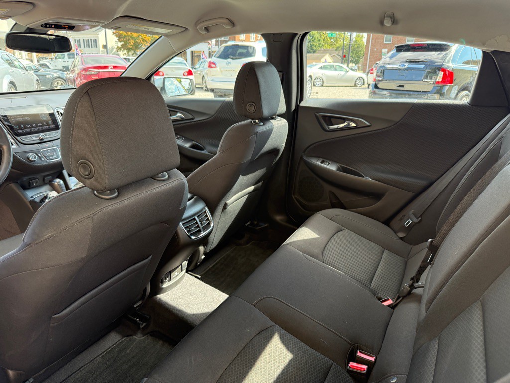 2017 Chevrolet Malibu Image 3
