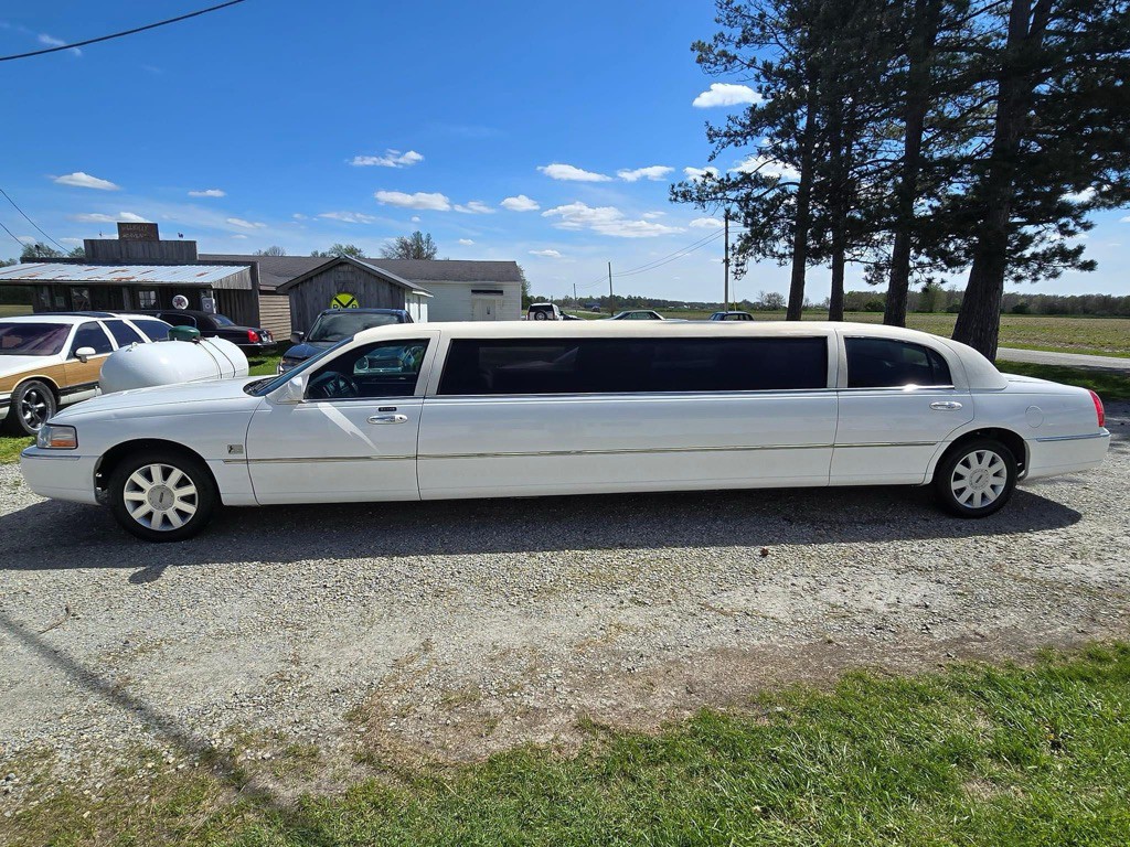 2008 Lincoln Town Car Image 2
