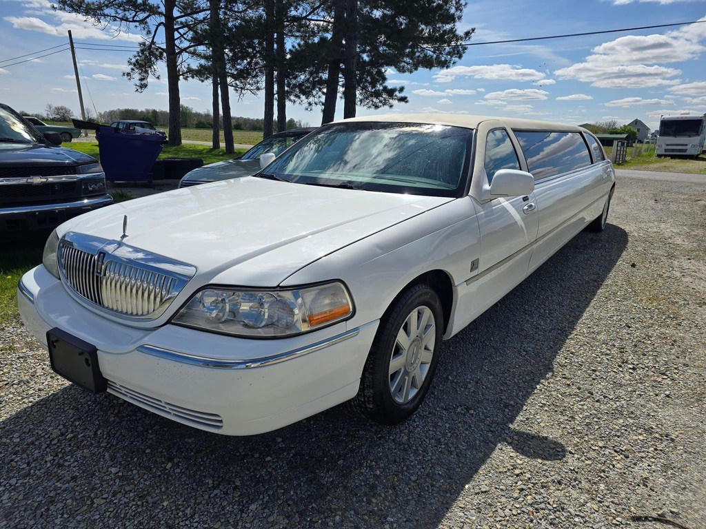 2008 Lincoln Town Car Image 2