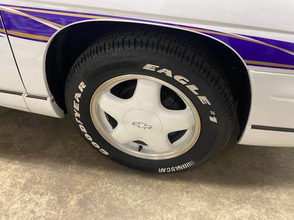 1995 Chevrolet Monte Carlo Image 2
