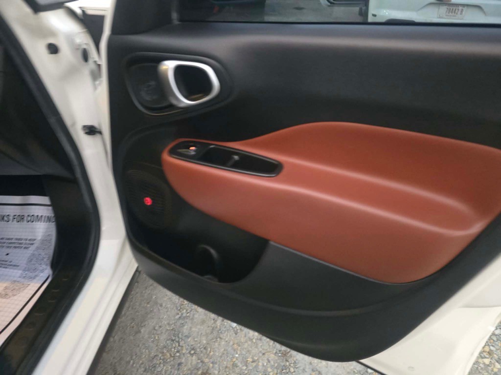 2014 FIAT 500L Image 6