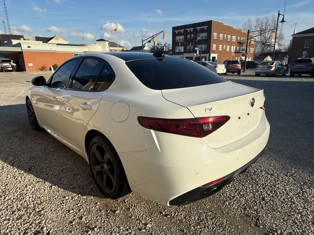 2017 Alfa Romeo Giulia Image 16