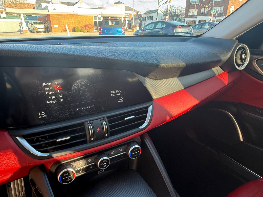 2017 Alfa Romeo Giulia Image 21