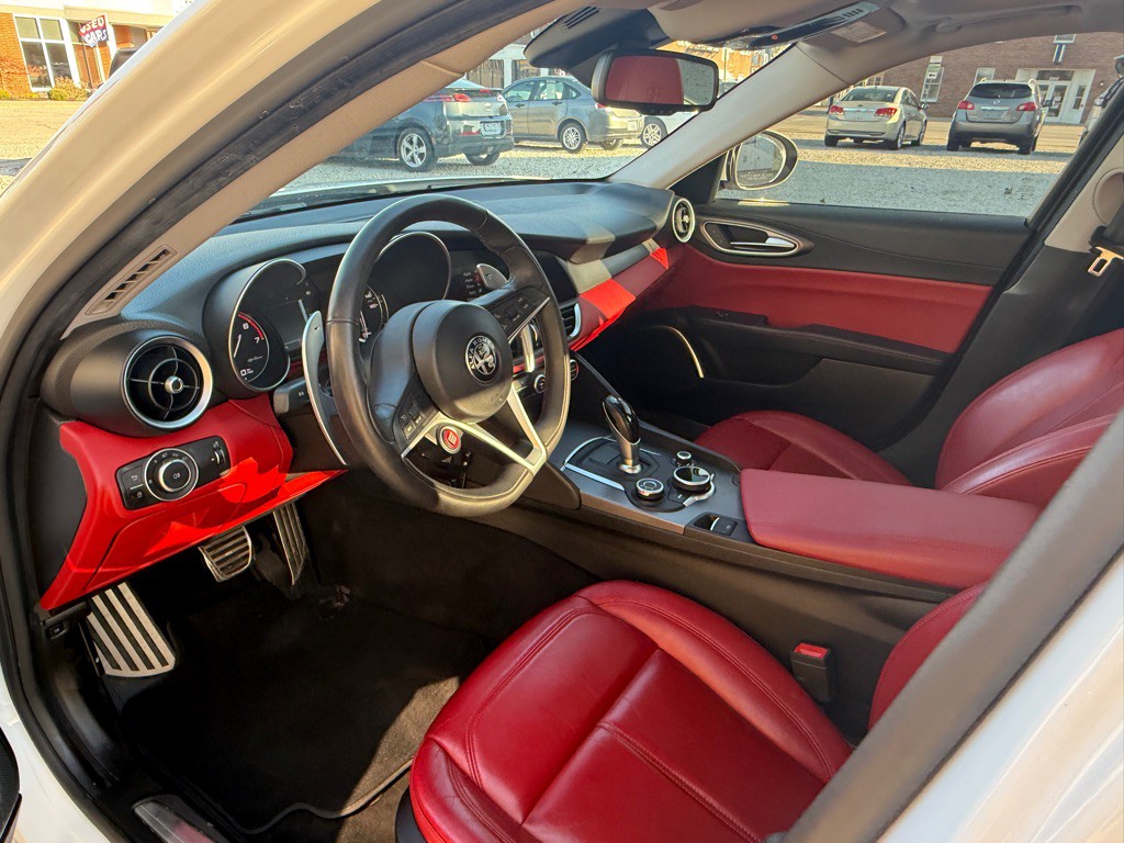 2017 Alfa Romeo Giulia Image 23