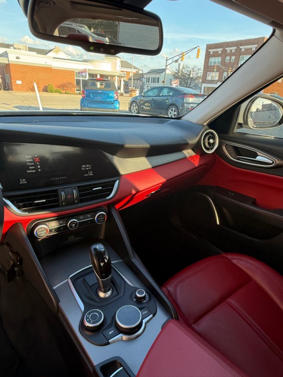 2017 Alfa Romeo Giulia Image 24