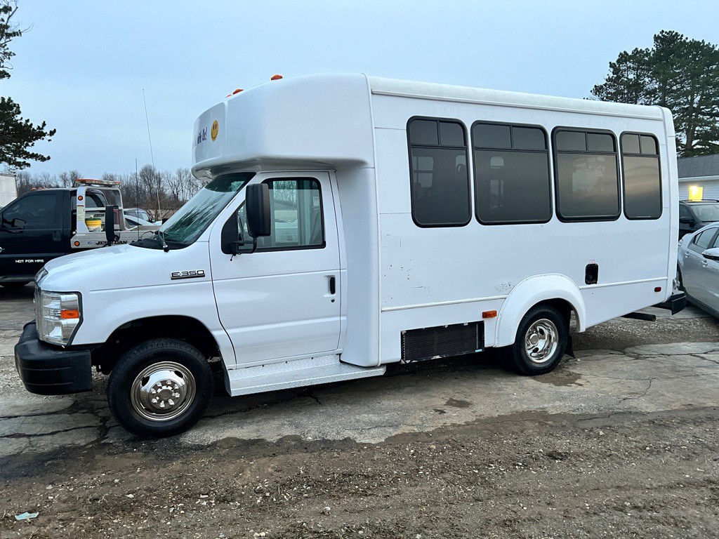 2016 Ford Econoline Image 1