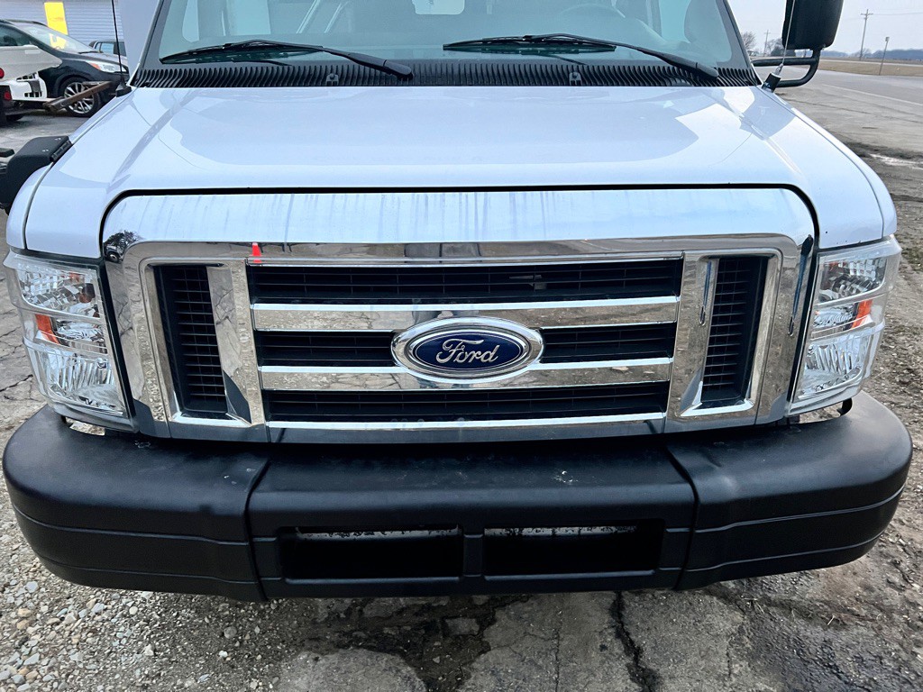 2016 Ford Econoline Image 2