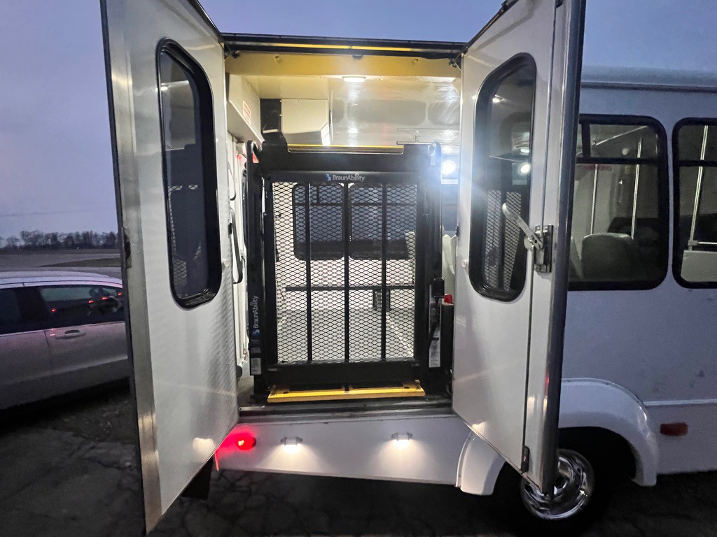 2016 Ford Econoline Image 23