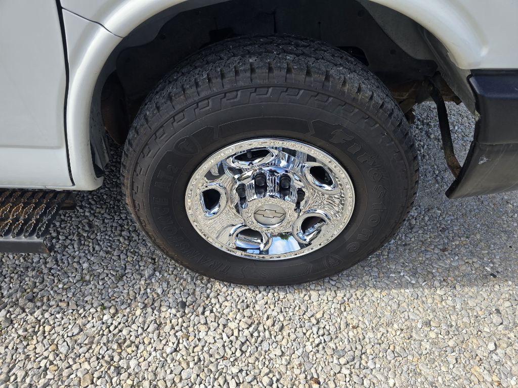 2015 Chevrolet Express Image 3
