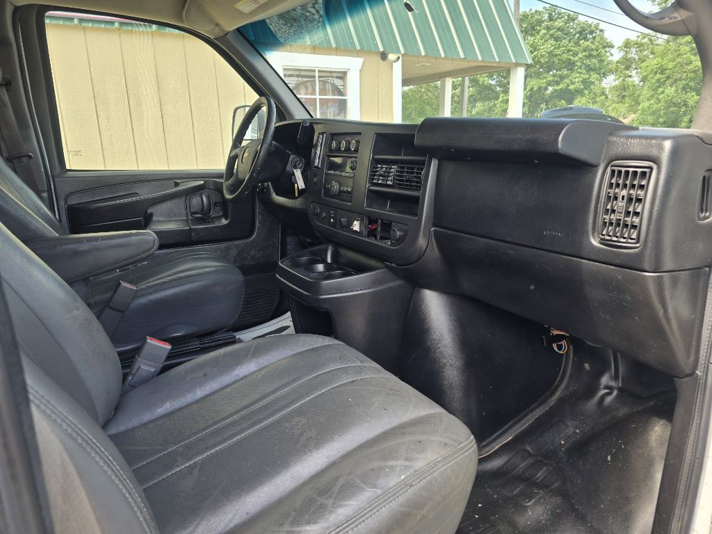 2015 Chevrolet Express Image 9