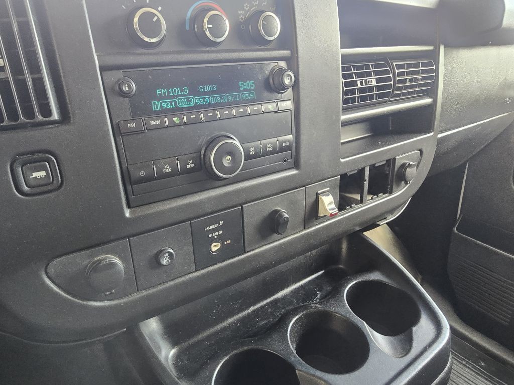 2015 Chevrolet Express Image 23
