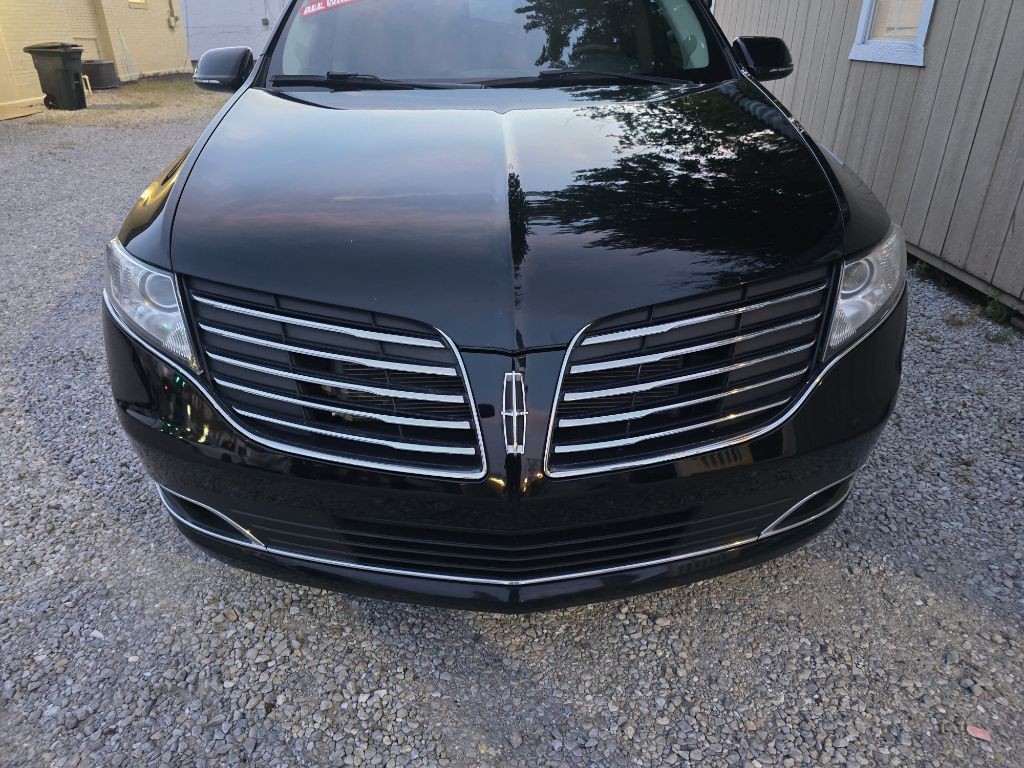 2019 Lincoln MKT Image 2