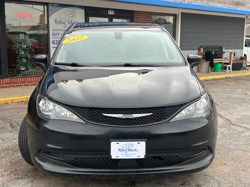 2022 Chrysler Voyager Image 2