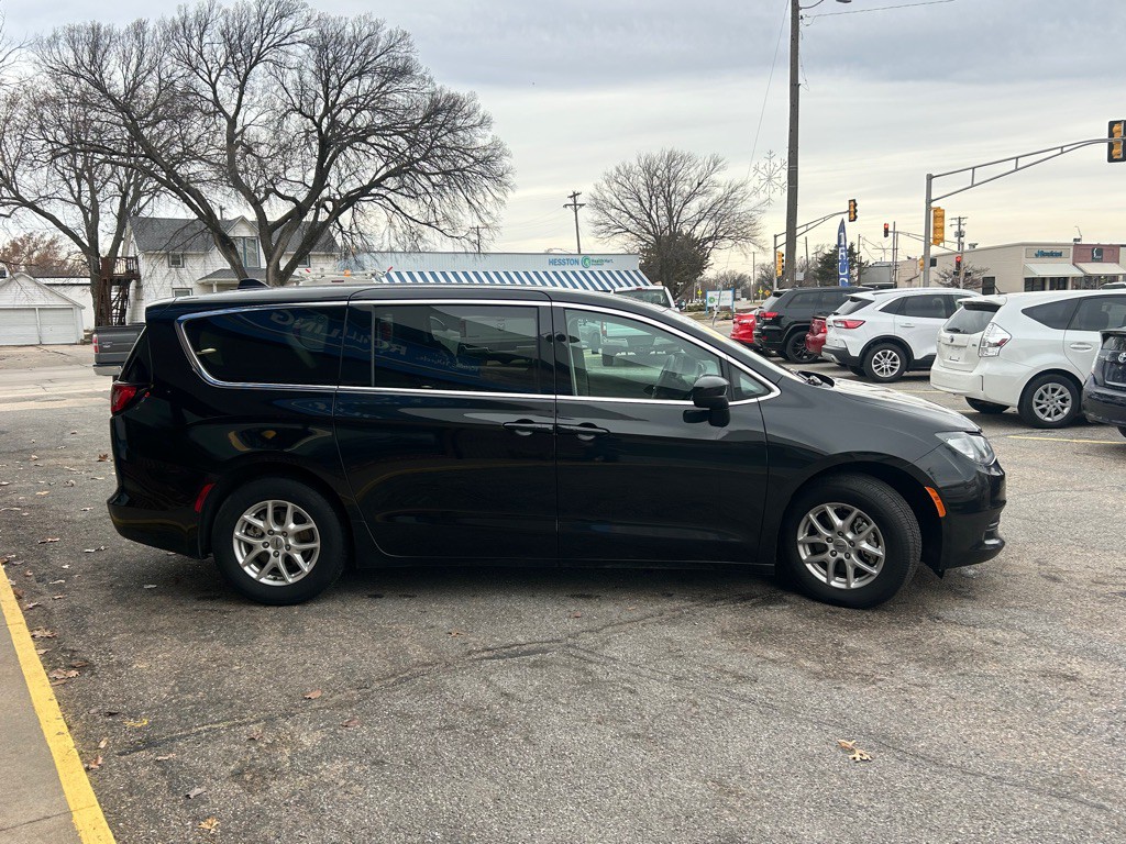 2022 Chrysler Voyager Image 4