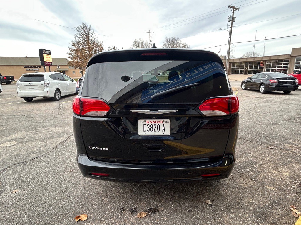 2022 Chrysler Voyager Image 6