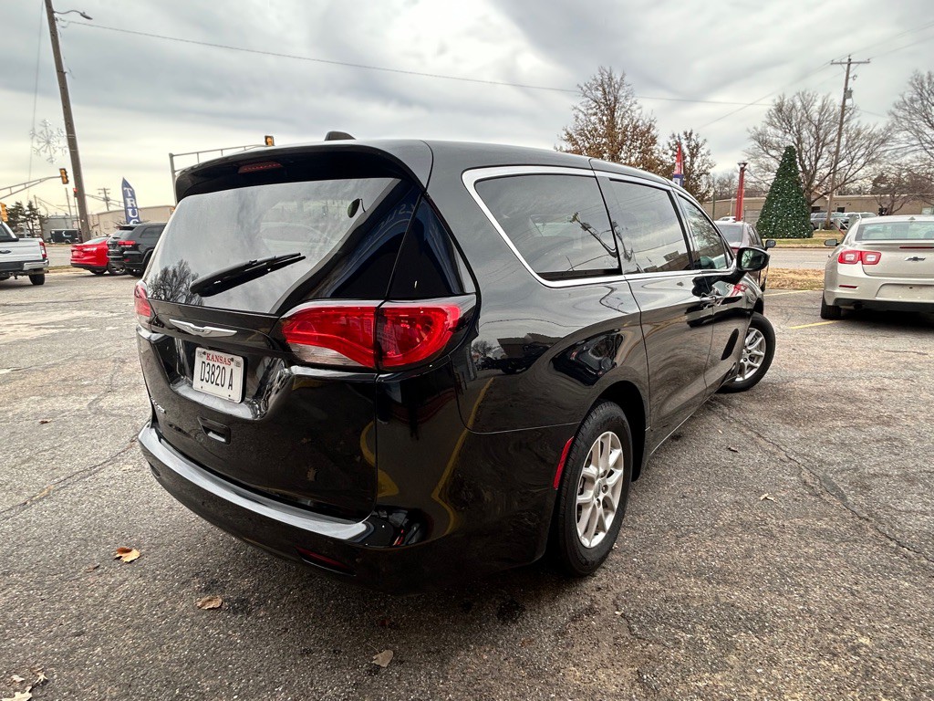 2022 Chrysler Voyager Image 7