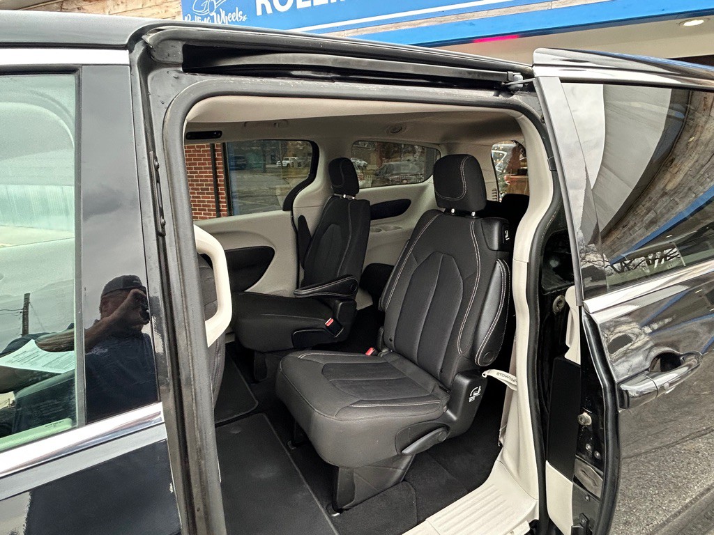 2022 Chrysler Voyager Image 10