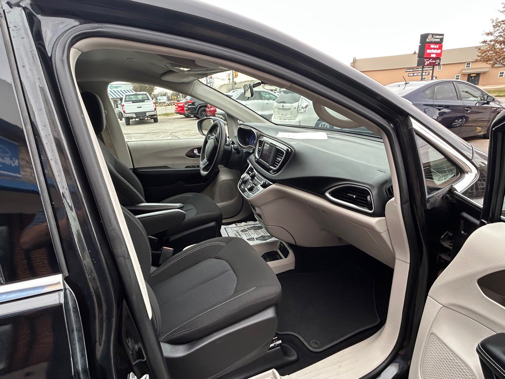 2022 Chrysler Voyager Image 11