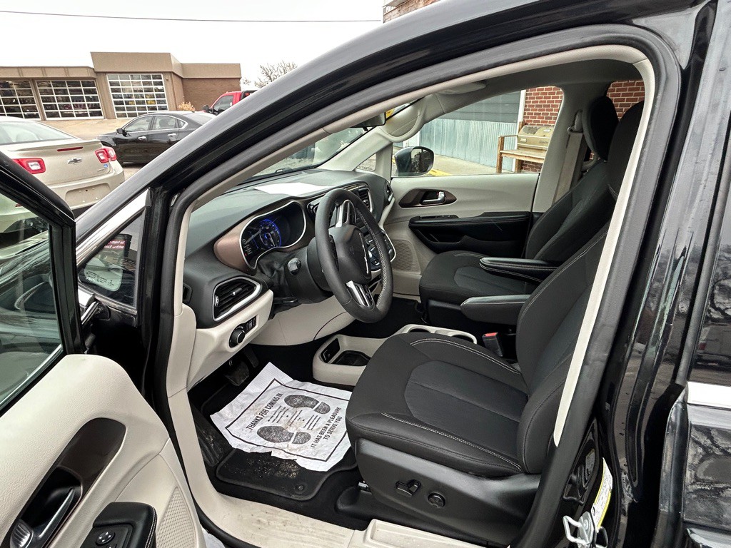 2022 Chrysler Voyager Image 13