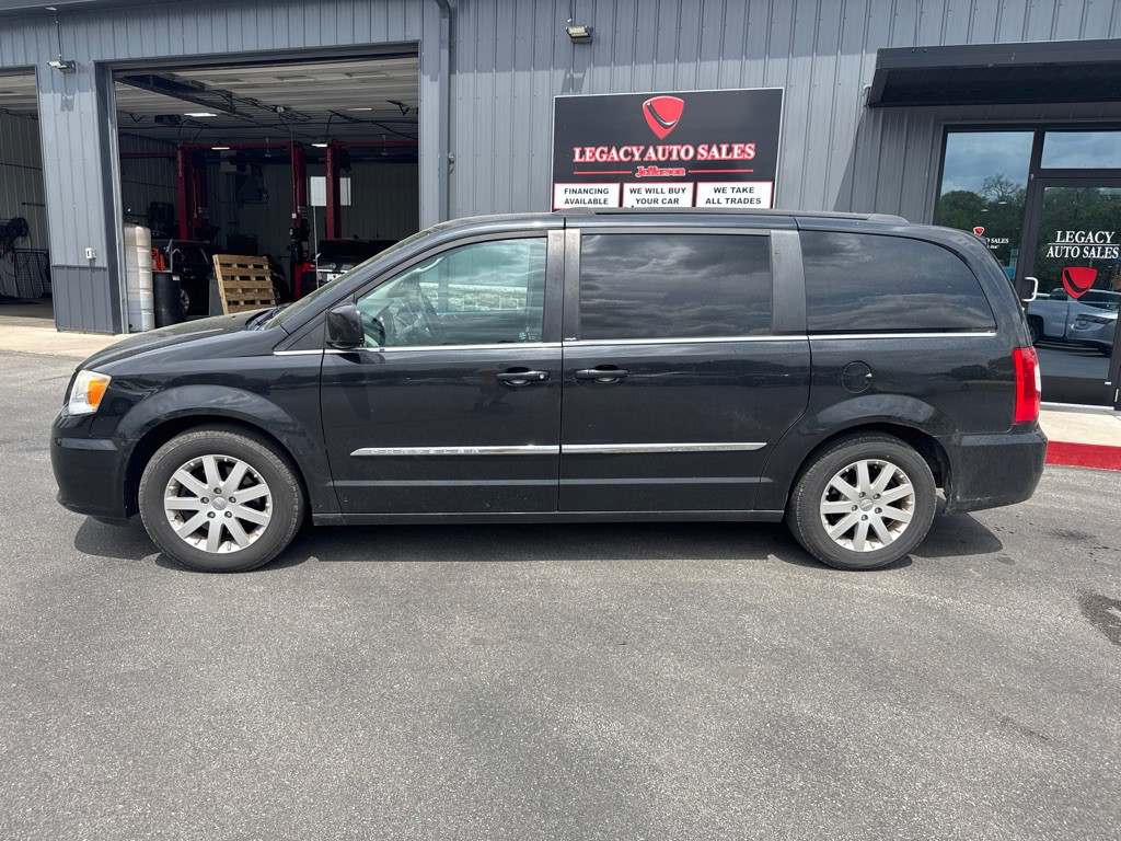 2013 Chrysler Town & Country Image 2