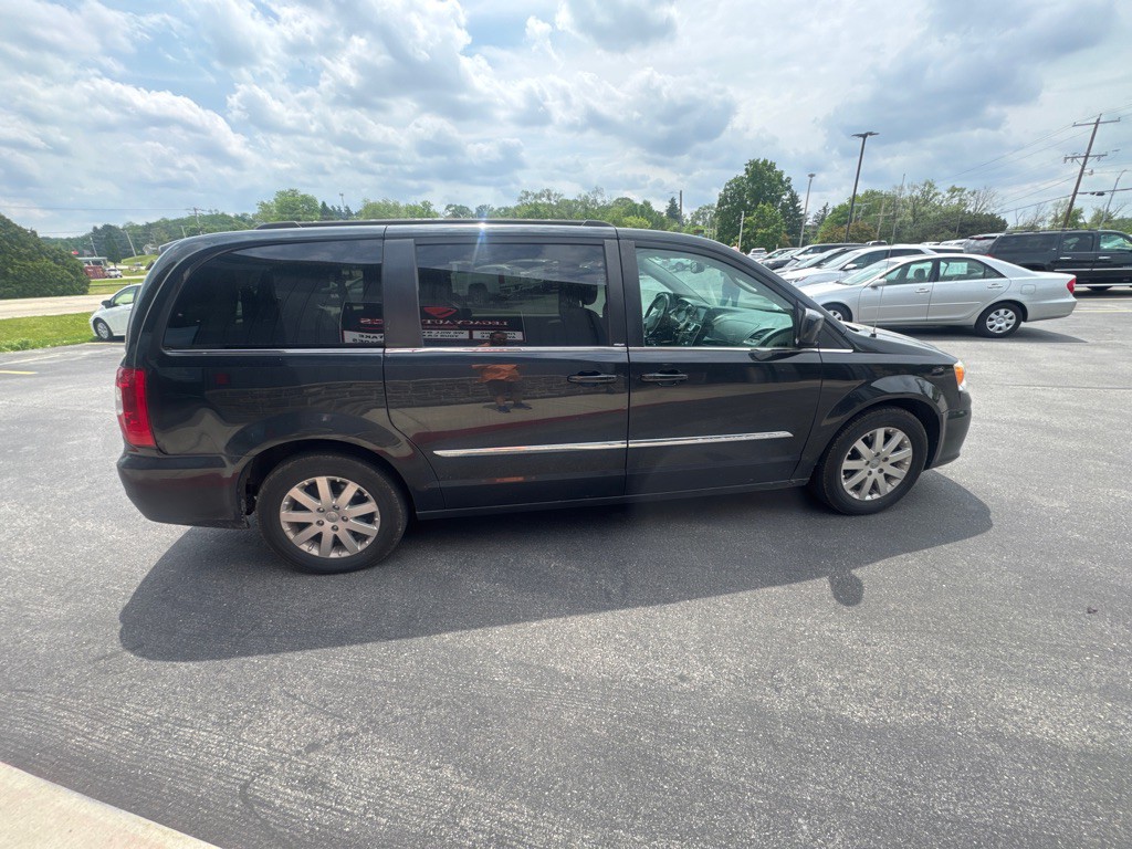 2013 Chrysler Town & Country Image 6